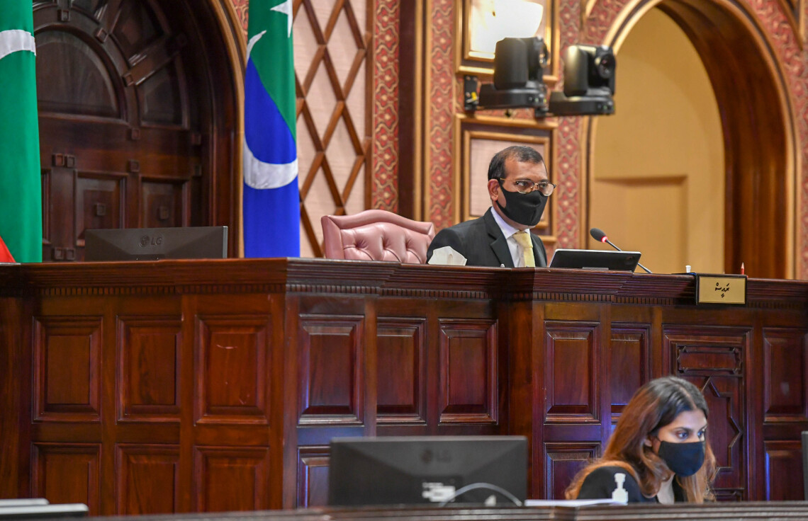 2020 ވަނަ އަހަރުގެ ދެވަނަ ދައުރުގެ 13 ވަނަ ޖަލްސާ - ރައީސް ނަޝީދު ވިދާޅުވީ، މިއީ މަސް ކައްކާ ތަނެއްވެސް ނޫން ކަމަށާއި، އެހެން އިތުރު އެހެން ކަމެއް ކުރާ ތަނެއްވެސް ނޫން ކަމަށް، މިއީ ދިވެހިރާއްޖޭގެ ގާނޫނު ހަދާ ތަން (މަޖިލިސް). މިއީ ދިވެހިރާއްޖޭގައި ދިވެހި ސަރުކާރު ޖަވާބުދާރީ ކުރުވާތަން ކަމަށާއި ދިވެހި ދައުލަތުގެ އެހެންް މުއައްސަސާތައްވެސް ޖަވާބުދާރީ ކުރުވާތަން ކަމަށް، ދިވެހިރާއްޖޭގެ ގާނޫނުއަސާސީގައި ވަރަށް ސާފުކޮށް މިގޭގައި (މަޖިލީހުގައި) ކުރާ ކަންތައްތައް ބަޔާންކޮށްފައިވާނެ. މިތަނަށް ހުށަހެޅޭ މައްސަަލަތަކާއި މިތަނަށް ހުށަހެޅޭ ގަރާރުތަކަކީ މިތަނުގެ ގަވާއިދުތަކާއި ގާނޫނުތަކާ އެއްގޮތްވާގޮތުގެ މަތިން ހުށަހެޅޭ ތަކެތި ކަމުގައި ދަންނަވާ ކަމަށް - ފޮޓޯ: މަޖިލިސް