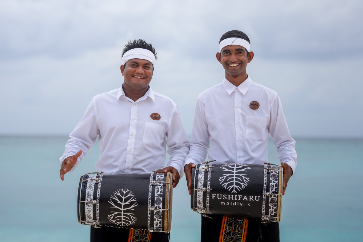 ފުށިފަރު ރިސޯޓުގައި މަސައްކަތްކުރާ މުވައްޒަފުންތަކެއް: ފަތުރުވެރިކަމުގެ ދާއިރާގައި މަސައްކަތްކުރާ 18000 މީހެއްގެ ވަޒީފާއަށް އަސަރުކޮށްފައިވޭ