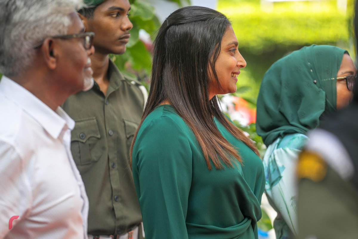 25 ޖުލައި 2019 --ކަލާފާނު ސުކޫލުގެ 30 ވަނަ އަހަރީ ދުވަސް ފާހަގަކުރުމުގެ ގޮތުން ބޭއްވި ފޮޓޯ މައުރަޒު ހުޅުވުމުގެ ރަސްމިއްޔާތު ޝަރަފްވެރި ކޮށްދެއްވަން ވަޑައިގަތް ކުރީގެ ރައީސް މައުމޫން އަބްދުލް ގައްޔޫމްގެ އިސްތިގުބާލުގައި އެޑިޔުކޭޝަން މިނިސްޓަރ ޑރ އައިޝަތް އަލީ-- ފޮޓޯ: ޝުއައިބް މުހައްމަދު