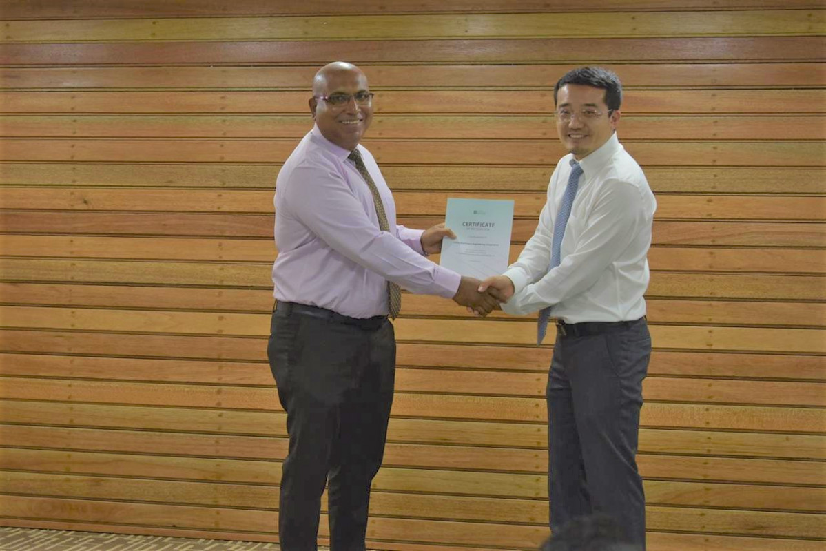 ފަރުކޮޅުފުށީގައި ޤާއިމްކޮށްފައިވާ އައިސޮލޭޝަން ފެސިލިޓީއަށް ސީމެކްއިން ފާޚާނާ ބަރިއެއް ހަދިޔާކުރިކަމުގެ ލިޔުން ހަވާލުކުރަނީ