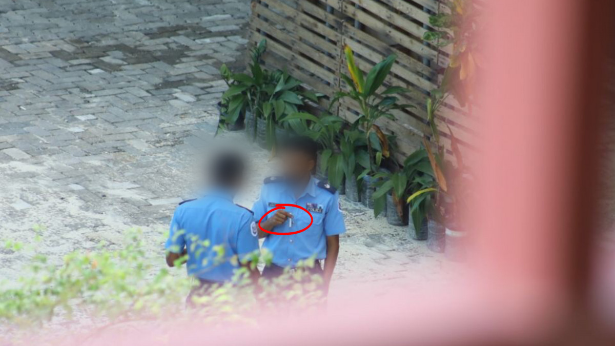 ފުލުހަކު ޔުނިފޯމްގައި ސިނގިރޭޓް ބޮނީ