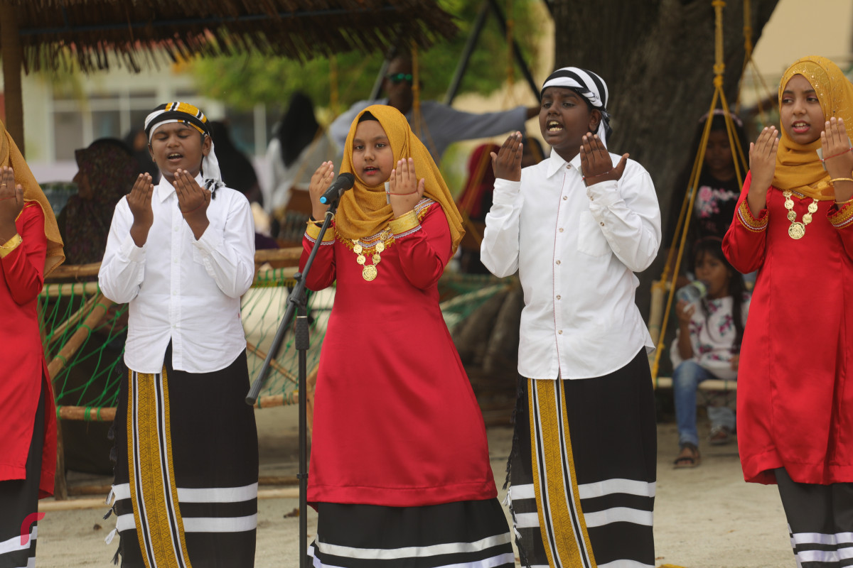 12 އޯގަސްޓް 2019/ ހއ.ހޯރަފުށި --ހޯރަފުށީގައި ކުރިޔަށް ގެންދެވުން އަންހެންވެރިންގެ ދަފި ނެގުމުގެ ހަރަކާތުގެ ތެރެއިން. މި ހަރަކާތުގައި ވަނީ ހޯރަފުށީގެ ތާރީހު ދައްކުވައިދޭ ތަމްސީލެއްގެ އިތުރުން ސަގާފީ ހަރަކާތްތަކެއް ކުރިޔަށް ގެންގޮއްސައި-- ފޮޓޯ: ޝުއައިބް މުހައްމަދު