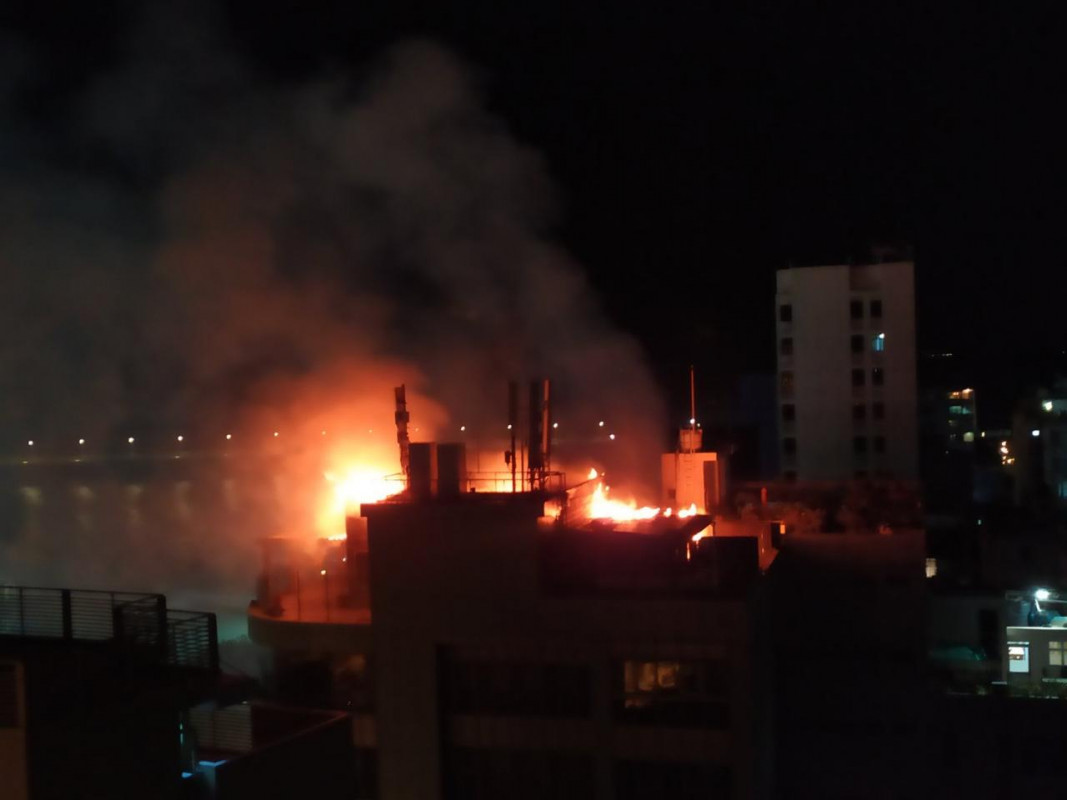 ކެފޭ ޓިއޯލޯގައި އަލިފާން ރޯވެ ޖެހިގެން ހުރި ސްޓޭޓް ބޭންކު އޮފް އިންޑިއާ އިމާރާތާއި، އުރީދޫ އޮފީހާއި އަދި ބައެއް އެހެން ކުންފުނިތަކުގެ އޮފީސް ހިންގާ ގަދަގޭ މުހައްމަދުފުޅު ބިލްޑިންގުގައި ހިނގި އަލިފާނުގެ ބޮޑު ހާދިސާ  - ފޮޓޯ: ރާއްޖެއެމްވީ