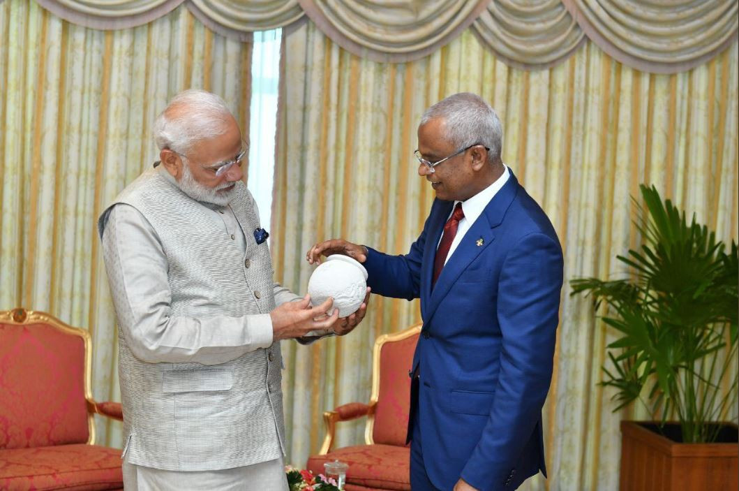 އިމްރާން ހަދާފައިވާ ގުޅިއެއް ރައީސް ސޯލިހު ބޮޑުވަޒީރު މޯދީއަށް ހަދިޔާ ކުރައްވަނީ