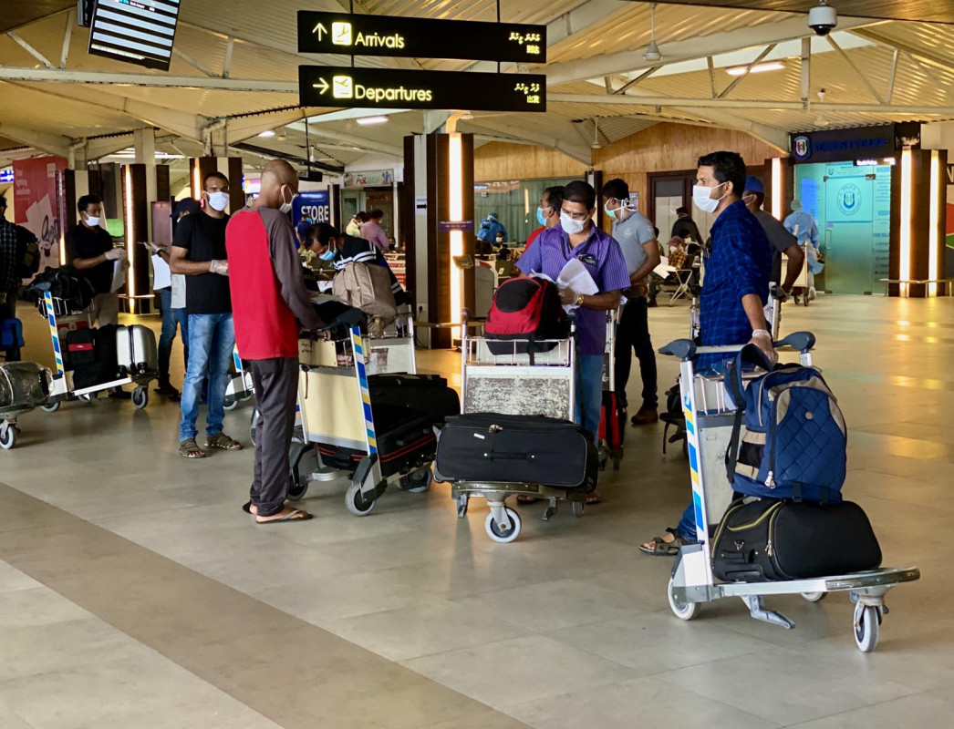 ވެލާނާ އެއަރޕޯޓުގައި ބަޔަކު ފުރަން ގޮސް