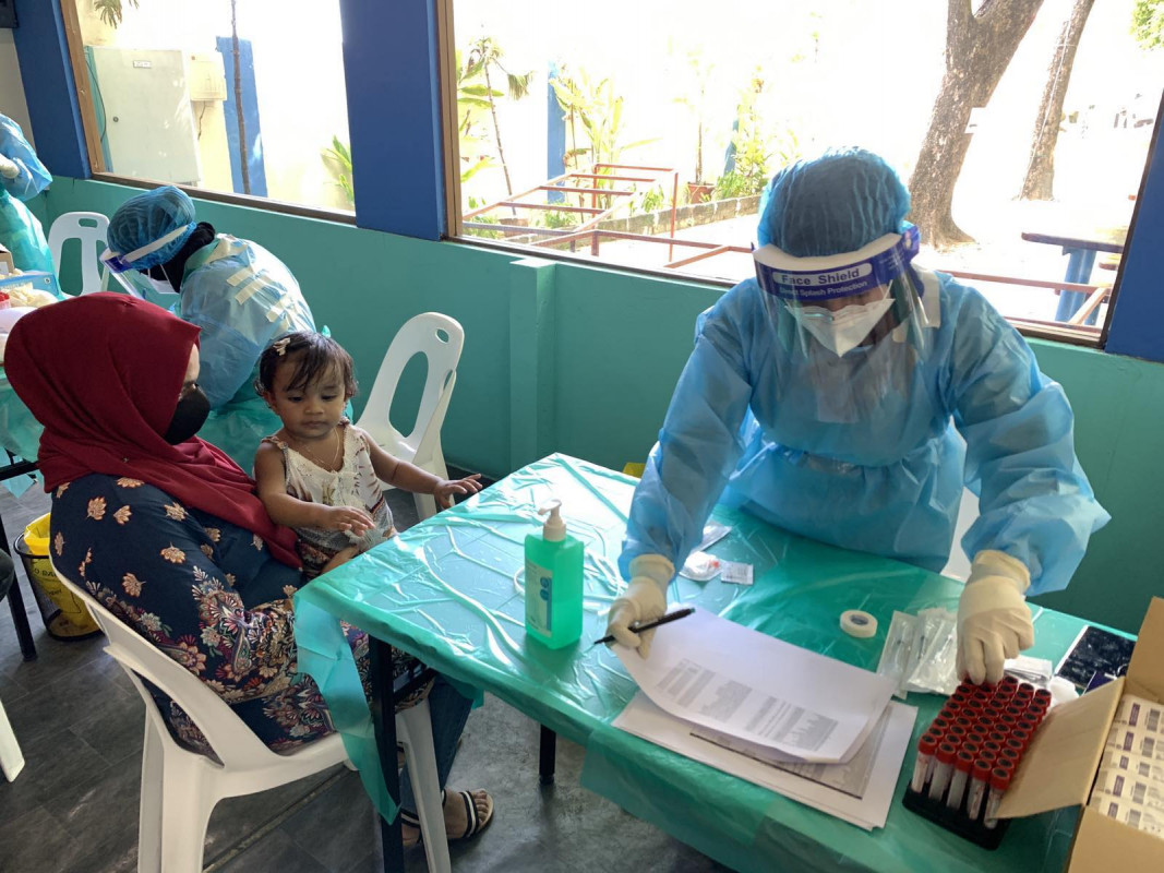 ކޮވިޑު ފެސިލިޓީއެއްގައި އާއިލާއަކުން ކޮވިޑް-19 އަށް ޓެސްޓުކުރަނީ