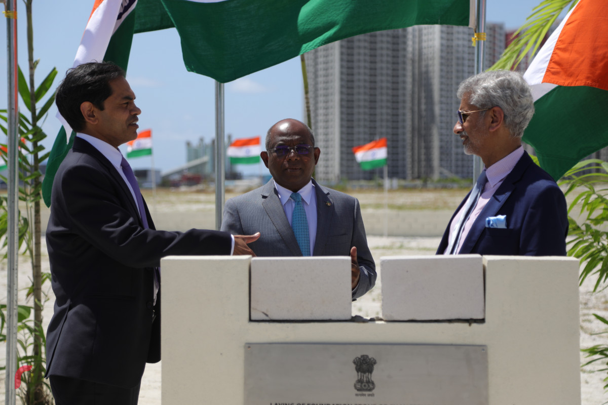 04 ސެޕްޓެމްބަރ 2019، ހުޅުމާލެ، ހުޅުމާލެ ފޭސް 2ގައި އިމާރާތްކުރަން ހަމަޖެހިފައިވާ އިންޑިއާ އެމްބަސީގެ އާ އިމާރާތުގެ ބިންގާ އެޅުމުގެ ރަސްމިއްޔާތުގެ ތެރެއިން އިންޑިއާގެ އެކްސްޓާނަލް އެފެއާޒް މިނިސްޓަރު ޑރ. ސުބްރަމާނިއަމް ޖައިޝަންކަރު އަދި ފޮރިން މިނިސްޓަރ އަބްދުﷲ ޝާހިދު ބިންގާ އަޅުއްވައިދެއްވަނީ--ފޮޓޯ: ޝުއައިބް މުހައްމަދު