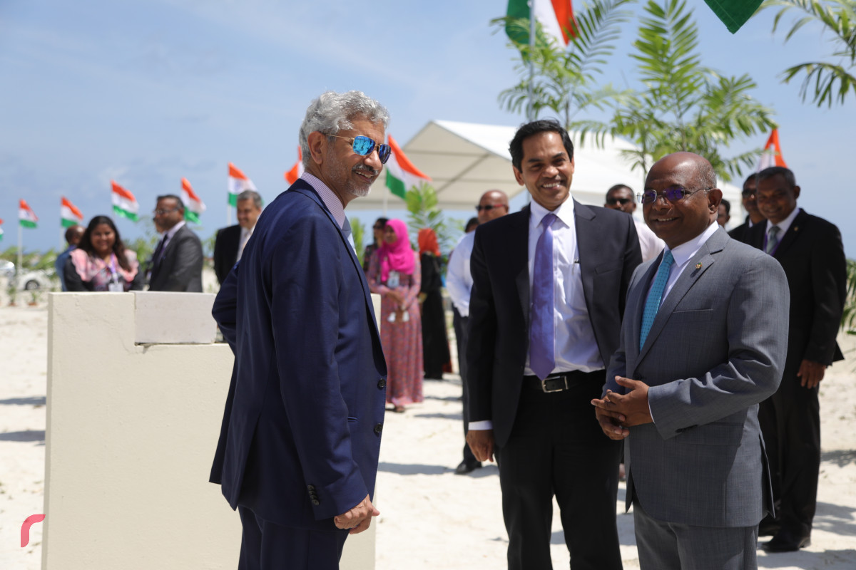 04 ސެޕްޓެމްބަރ 2019، ހުޅުމާލެ، ހުޅުމާލެ ފޭސް 2ގައި އިމާރާތްކުރަން ހަމަޖެހިފައިވާ އިންޑިއާ އެމްބަސީގެ އާ އިމާރާތުގެ ބިންގާ އެޅުމުގެ ރަސްމިއްޔާތުގެ ތެރެއިން އިންޑިއާގެ އެކްސްޓާނަލް އެފެއާޒް މިނިސްޓަރު ޑރ. ސުބްރަމާނިއަމް ޖައިޝަންކަރު އަދި ފޮރިން މިނިސްޓަރ އަބްދުﷲ ޝާހިދު--ފޮޓޯ: ޝުއައިބް މުހައްމަދު