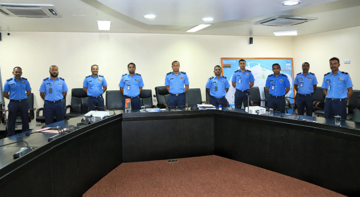 ބްރިޖް މަތިން ފުންމާލި މީހުން ސަލާމަތްކުރި ފުލުހުންނާއި ސީޕީ ބައްދަލުކުރެއްވުން