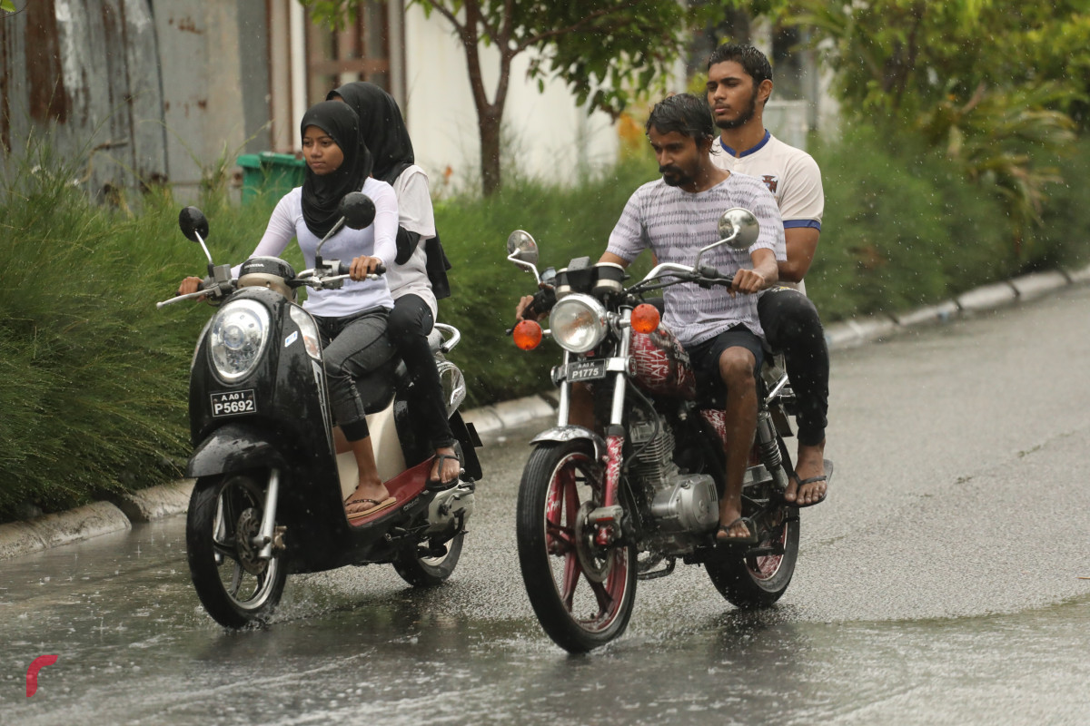 04 ޖޫން 2019 -- މިއަދު މާލެ އަށް ދަނީ ބޯކޮށް ވިއްސާރަކުރަމުން، ވާރޭގައި ދުއްވާފައި ދިޔަ ސައިކަލްތަކެއް -- ފޮޓޯ: ޝުއައިބް މުހައްމަދު