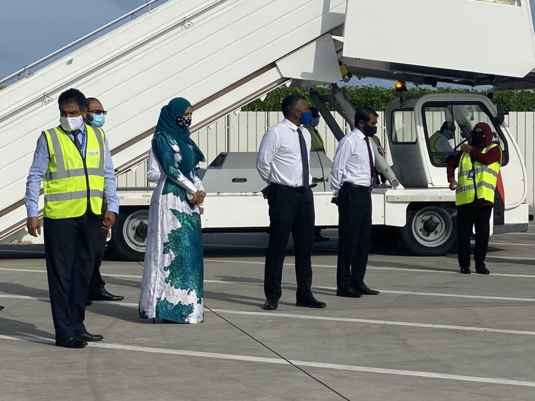 ރާއްޖޭގެ ބޯޑަރު އަލުން ހުޅުވާލުން - ފުރަތަމަ ފްލައިޓުން އައި ޓޫރިސްޓުންނަށް މަރުހަބާ ކިޔުމަށް ވީއައިއޭގައި ބޭއްވި ހާއްސަ ހަފްލާގައި މިނިސްޓަރ އޮފް ޓްރާންސްޕޯޓް އެންޑް ސިވިލްއޭވިއޭޝަން އައިޝަތު ނަހުލާއާއި، ޓޫރިޒަމް މިނިސްޓްރީ މިވަގުތު ހިންގެވުމާ ހަވާލުވެ ހުންނެވި އިކޮނަމިކް މިނިސްޓަރ ފައްޔާޒް އިސްމާއިލް ބައިވެރިވެލެއްވި - ފޮޓޯ: ރާއްޖެއެމްވީ