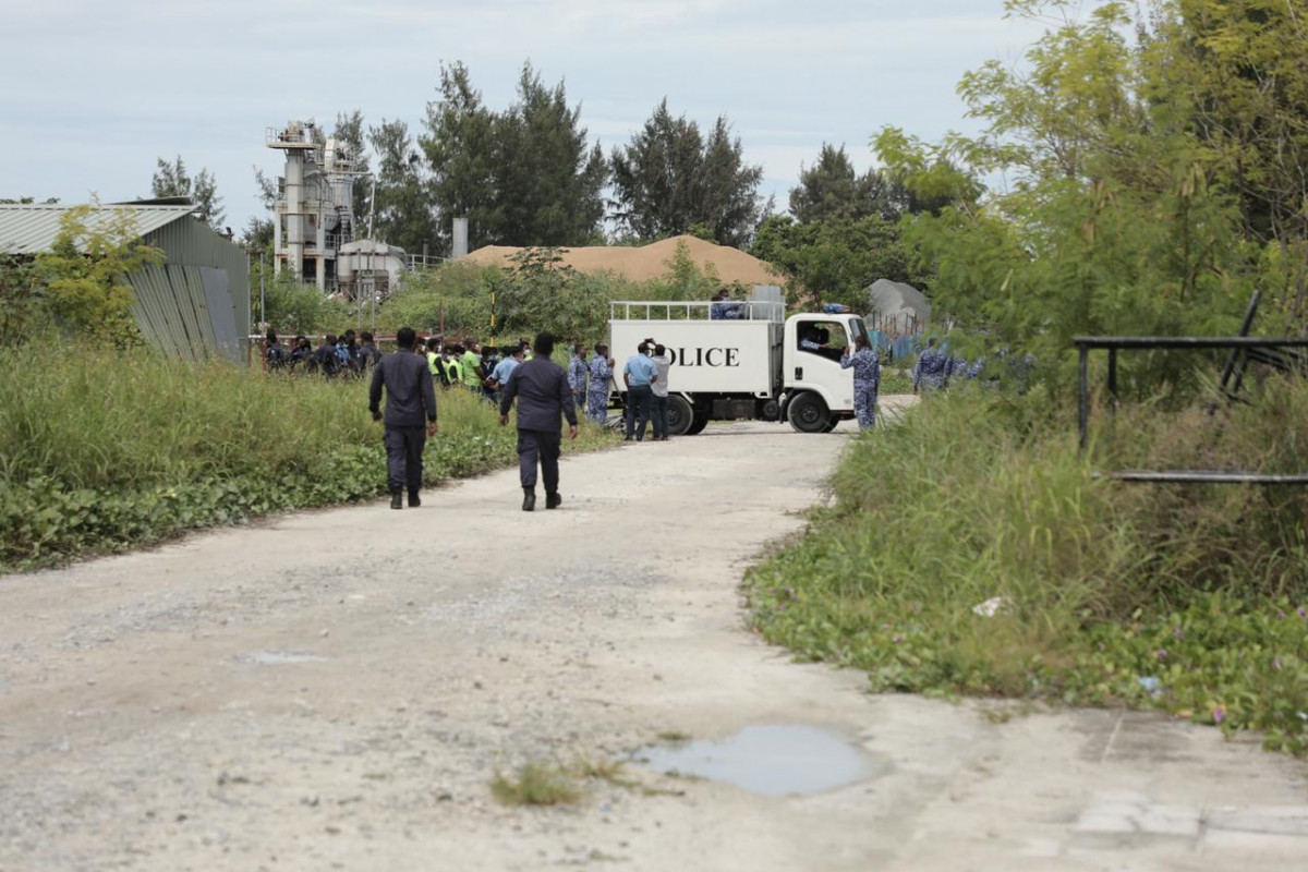 ސިފައިންނާއި ފުލުހުންނަށް ޚާއްސަ ކޮށްގެން ހުޅުމާލޭގައި ހަދަމުންދާ އިމާރާތުގެ މަސައްކަތް ކުރަމުންދާ ތައިލެންޑުގެ އައިލެންޑް އެކްސްޕާޓުގެ ބިދޭސީންނަށް މުސާރަ ނުދޭކަމަށް ބުނެ، 13 ޖުލައި 2020 ގައި ކުރި މުޒާހަރާގެ ތެރެއިން - ފޮޓޯ: ރާއްޖެއެމްވީ