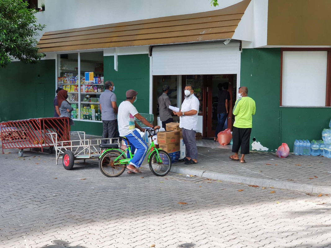 ވިލިމާލޭގެ ކަންމަތީ ފިިހާރައަކުން ވިޔަފާރިކުރުމުގައި ބަޔަކު ހަރަކާތްތެރިވަނީ - މީހުން ވިޔަފަރިކުރުމަށް ނިކުމެ އުޅުނުނަމަވެސް، ފެންނަނީ ވަރަށް މަދުން -- ފޮޓޯ: ރާއްޖެ.އެމްވީ