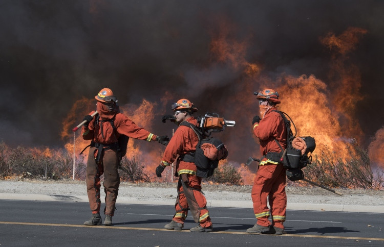 ކެލިފޯނިއާގައި ރޯވެފައިވާ ބޮޑު އަލިފާންގަނޑު ނިއްވަން ފަޔާފައިޓަރުން މަސައްކަތް ކުރަނީ