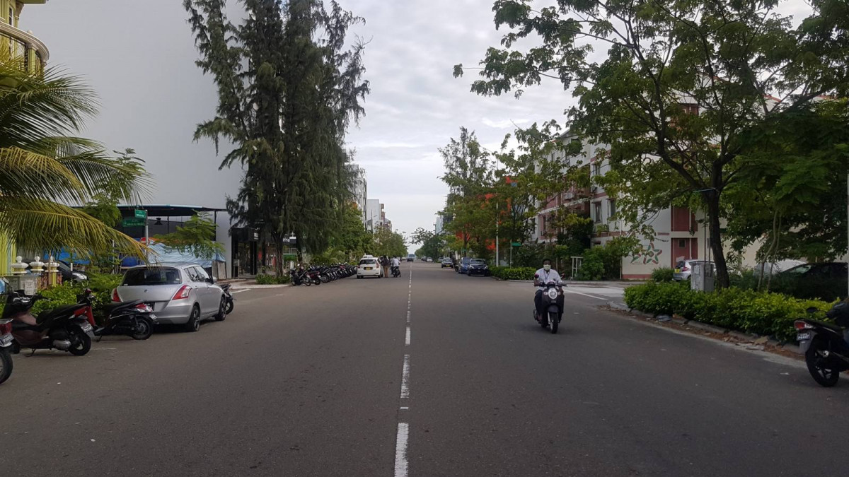 ހުޅުމާލެ މަގެއްގައި މީހަކު ސައިކަލުގައި ދުއްވާފައި ދަނީ - އާއްމުކޮށް ޢީދު ދުވަހު ހުޅުމާލެ ފެންނަނީ ވަރަށް ހަލަބޮލިކޮށް.  -  ފޮޓޯ: ރާއްޖެއެމްވީ