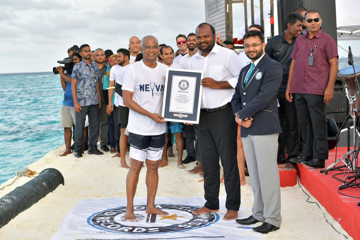 މި ފްރީޑައިވިންގް ޙަރަކާތް ކާމިޔާބުކަމާއެކު ނިންމާލުމުން ގިނިސް ވަރލްޑް ރިކޯޑުގެ އޮފިޝަލުން ވަނީ "ނޭވާ" ފްރީޑައިވިންގް ޙަރަކާތަކީ ދުނިޔޭގެ އާ ވަރލްޑް ރިކޯޑެއްކަމުގައި ކަނޑައަޅައި ރައީސުލްޖުމްހޫރިއްޔާއަށް އެކަމުގެ ހަނދާނީ ލިޔުން ޙަވާލުކޮށްފަ -- ފޮޓޯ: ރައީސް އޮފީސް