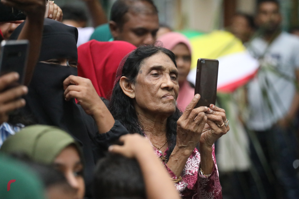 04 ޖޫން 2019 --މާލޭގައި މާލި ނެރުމުގެ ހަރަކާތުގެ ތެރެއިން، މި ހަރަކާތް ބަލާލުމަށް ގިނަ އަދަދެއްގެ މީހުން ވަނީ ޖަމާވެފައި-- ފޮޓޯ: ޝުއައިބް މުހައްމަދު