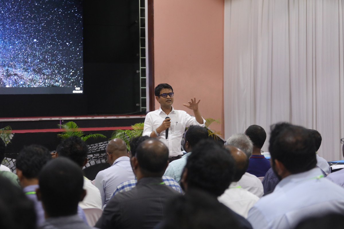 7 ސެޕްޓެމްބަރ 2019 --ހޯރަފުށީގެ މާސްޓަރ ޕްލޭން އެކުލަވާލުމަށް ބޭއްވުނު މަހާސިންތާގެ ތެރެއިން، ހޯރަފުށި ދާއިރާގެ މެމްބަރު އަހުމަދު ސަލީމް، ރަށުގެ ރައްޔިތުންނާއި މުހާތަބުކޮށް ވާހަކަ ދައްކަވަނީ-- ފޮޓޯ: ޝުއައިބް މުހައްމަދު