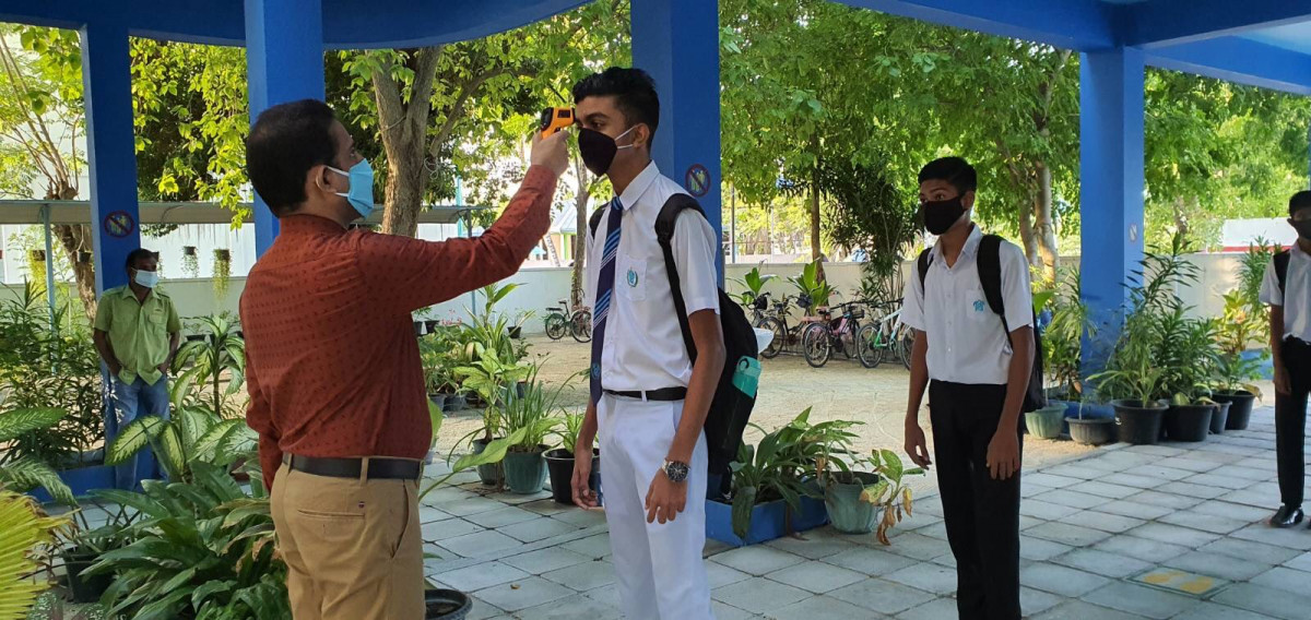 ކޯވިޑް19އާއި ގުޅިގެން ސްކޫލްތައް ބަންދުކުރުމަށްފަހު، އައު އާންމު ހާލަތުގެ ތައްޔާރީތަކާއެކު އަލުން ހުޅުވާލުން - ސްކޫލަށް ވަންނަން ހުންނަ ޕޮއިންޓްތަކުގައި ޓެމްޕަރޭޗަރ ބަލައި ސްކްރީންކުރުމަށް ވަނީ ނިންމާފައި -  ފޮޓޯ: އެޑިއުކޭޝަން މިނިސްޓްރީ