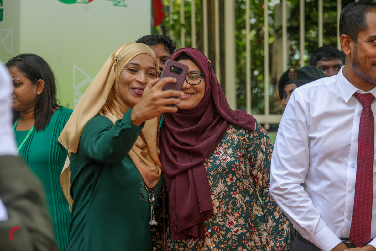 25 ޖުލައި 2019 --ކަލާފާނު ސުކޫލުގެ 30 ވަނަ އަހަރީ ދުވަސް ފާހަގަކުރުމުގެ ގޮތުން ބޭއްވި ފޮޓޯ މައުރަޒު ހުޅުވުމުގެ ރަސްމިއްޔާތު ޝަރަފްވެރި ކޮށްދެއްވަން ވަޑައިގަތް ކުރީގެ ރައީސް މައުމޫން އަބްދުލް ގައްޔޫމްގެ އިސްތިގުބާލުގައި-- ފޮޓޯ: ޝުއައިބް މުހައްމަދު