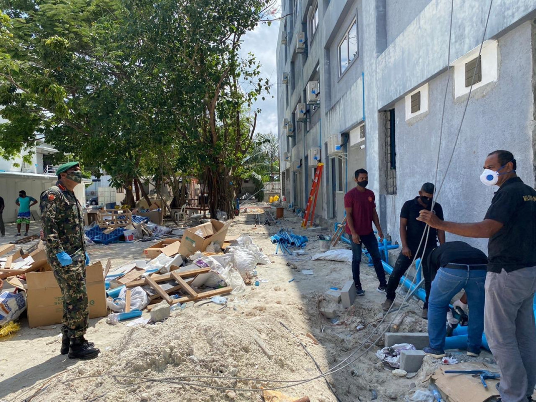 ހުޅުމާލޭ މެޑިކަލް ފެސިލިޓީގެ މަސައްކަތް ކުރިއަށް ދިޔަ އިރު އެތަނުގެ މަސައްކަތް ދިޔަ ގޮތް ޗީފް އޮފް ޑިފެންސް ފޯސް ބައްލަވާލައްވަނީ