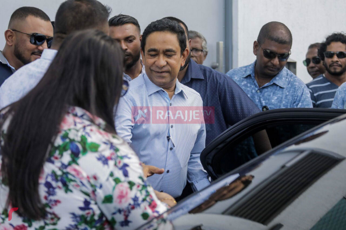 ރައީސް ޔާމިން ކޯޓުގައި އޮތް ޝަރީއަތަށް ހާޒިރުވާން ގެއިން ނިކުމެވަޑައިގެން ވަގުތު