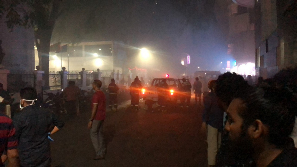 ހެންވޭރު އަބަދަށްފެހި މަގުގައި ހުރި ގެތަކެއްގައި ރޯވެ އަނދަމުންދާ މަންޒަރު. އެމްއެންޑީއެފުގެ އަލިފާން ނިއްވާ ޓީމުތަކާއި ފުލުހުންވެސް ދަނީ އެ ސަރަހައްދުގައި ހަރަކާތްތެރިވަމުން. އަލިފާންގަނޑު ވަރަށް ބޮޑަށް ފެތުރި ދުމުގެ އަސަރު އެ ސަރަހައްދުގެ ގެތަކަށްވެސް ދަނީ ކުރަމުން،