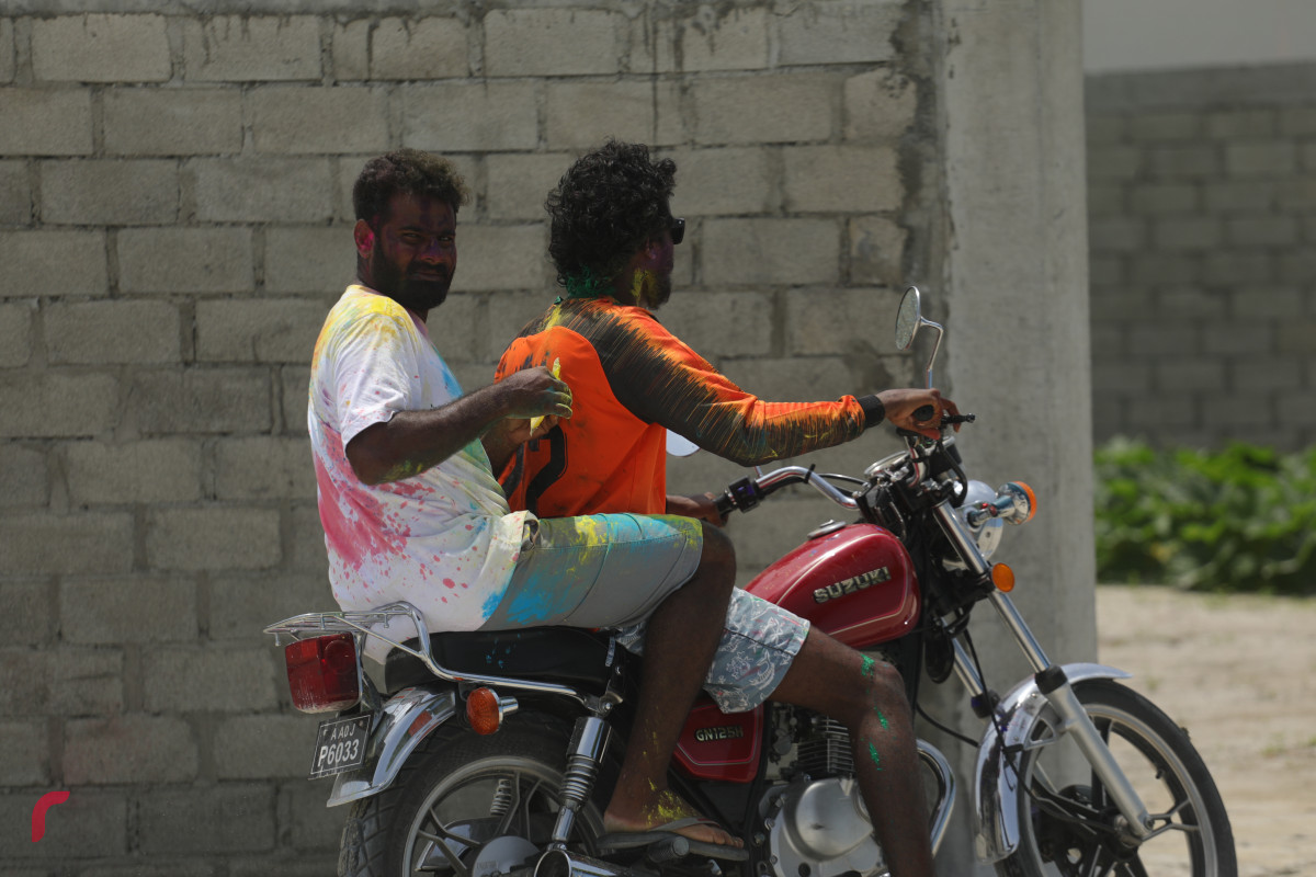 11 އޮގަސްޓު 2019/ ހއ.ހޯރަފުށި --އީދު ފާހަގަކުރުމުގެ ގޮތުން ރަށުގެ ކުދި ބޮޑު އެންމެން މަގުތަކަށް ނިކުމެ ކުލައާއި ފެން ޖަހަނީ-- ފޮޓޯ: ޝުއައިބް މުހައްމަދު