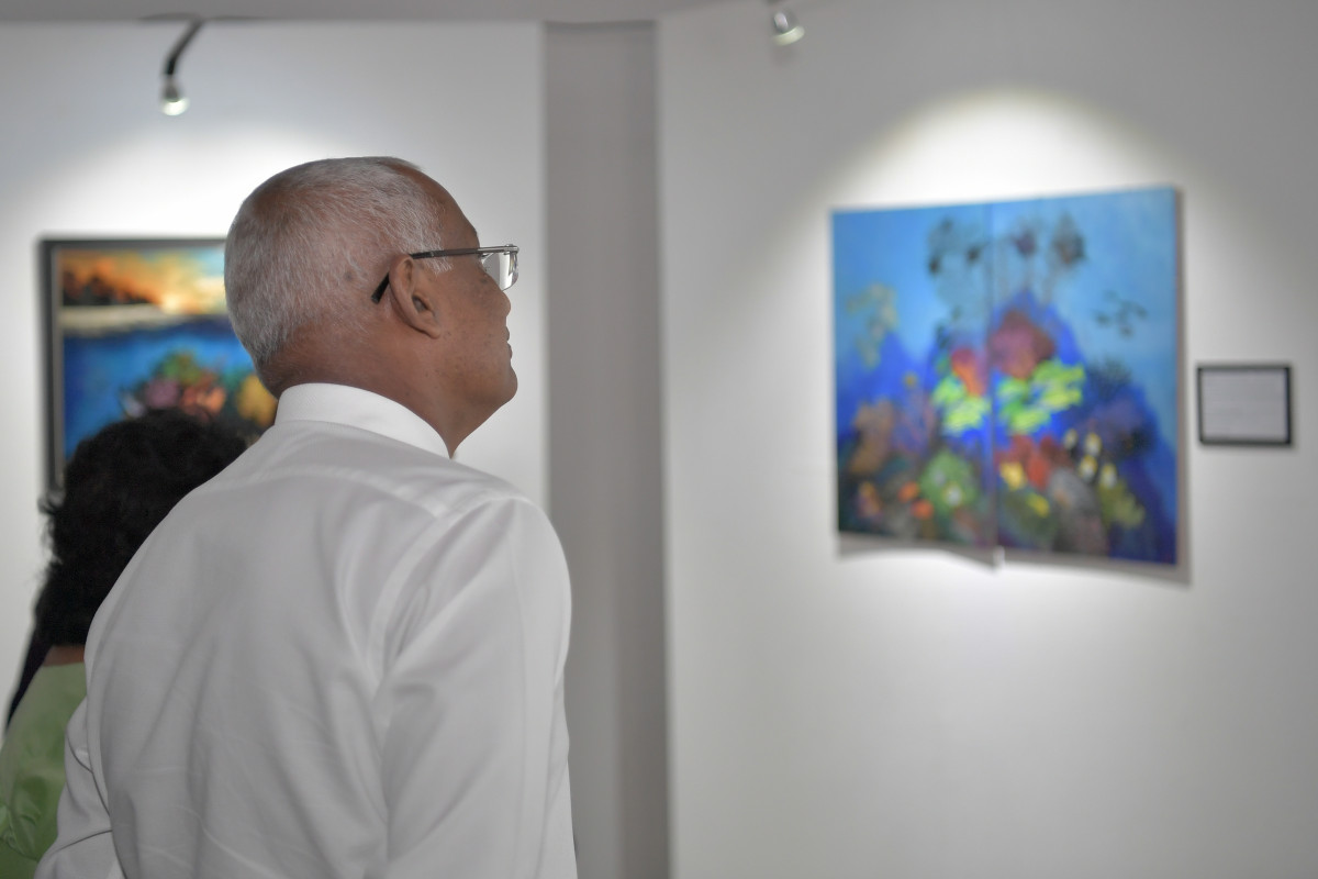 21 އޯގަސްޓް 2019 -- 'ދަ އަންޑަރ ވޯޓަރ ވޯލްޑް އޮފް މޯލްޑިވްސް' މައުރަޒު ހުޅުވުން، މި މައުރަޒު ހުޅުވައިދެއްވުމައްފަހު ރައީސްގެ ދެކަނބަލުން މައުރަޒު ބައްލަވައިލައްވަނީ -- ފޮޓޯ: ރައީސް އޮފީސް