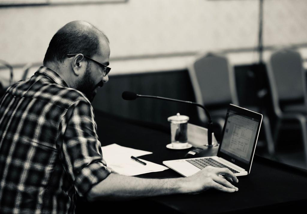 ނޫސްވެރިންގެ ބައްދަލުވުމުގައި ޑރ. އަފްޒަލް ވާހަކަދައްކަވަނީ - ޑރ. އަފްޒަލް ވިދާޅުވީ ކުރިއަށް ހުރި ދުވަސްތަކުގައި ފެންނަ ކޭސްތަކުގެ އަދަދު އިތުރުވާނެކަމަށް -- ފޮޓޯ: ރައީސް އޮފީސް