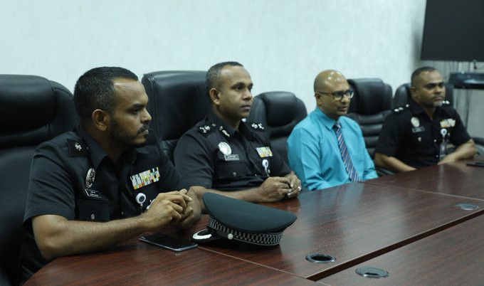 ކަރެކްޝަންސްގެ އިސްބޭފުޅުންތަކެއް