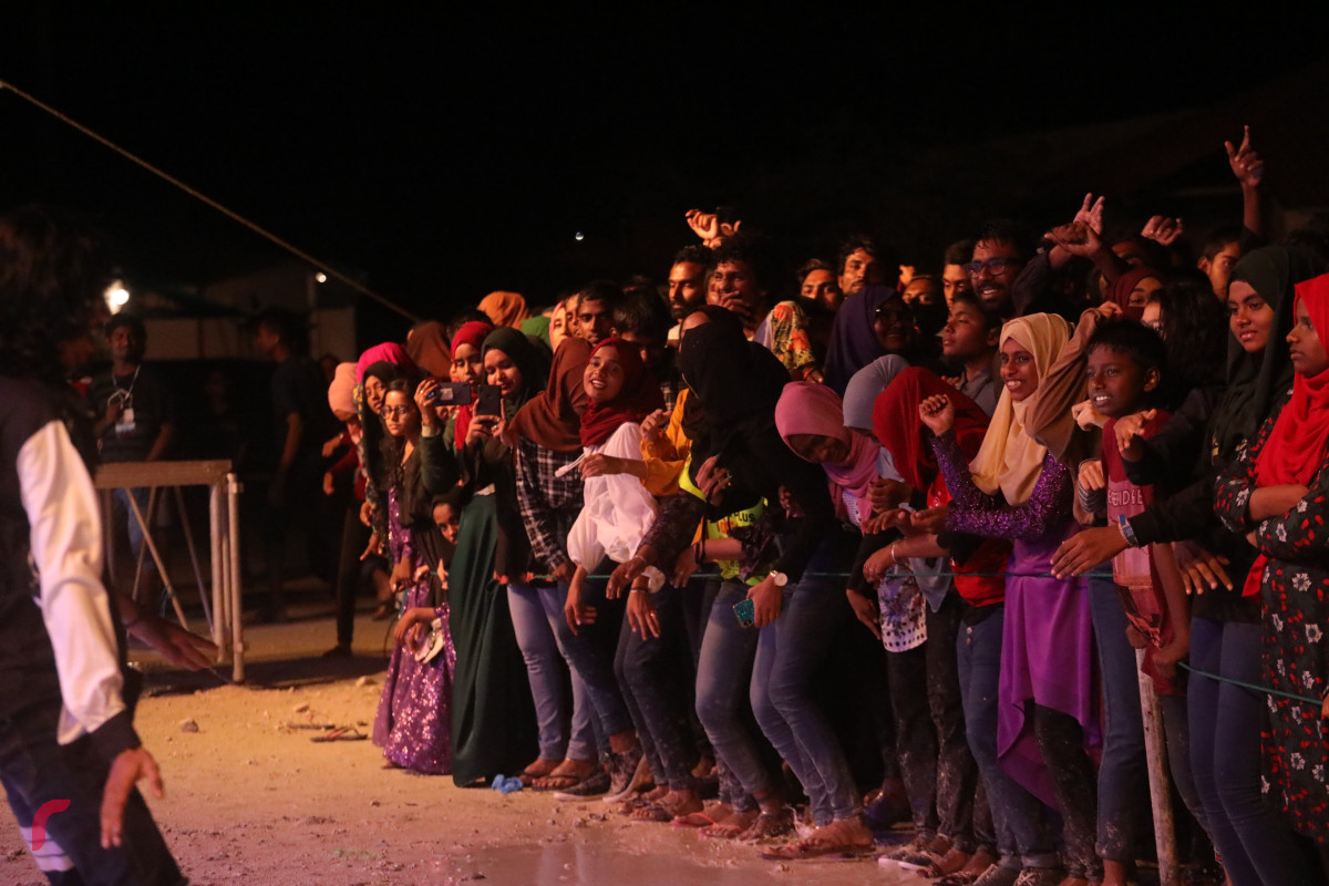 12 އޮގަސްޓު 2019/ހއ.ހޯރަފުށި --ވާރޭ ވެހުނު ކަމުގައި ވިޔަސް ގިނަ އަދަދެއްގެ ބަޔަކު ވަނީ މި ފޯރިގަދަ ޝޯ ބަލަން މަޑުކޮށްފައި--ފޮޓޯ: ޝުއައިބް މުހައްމަދު