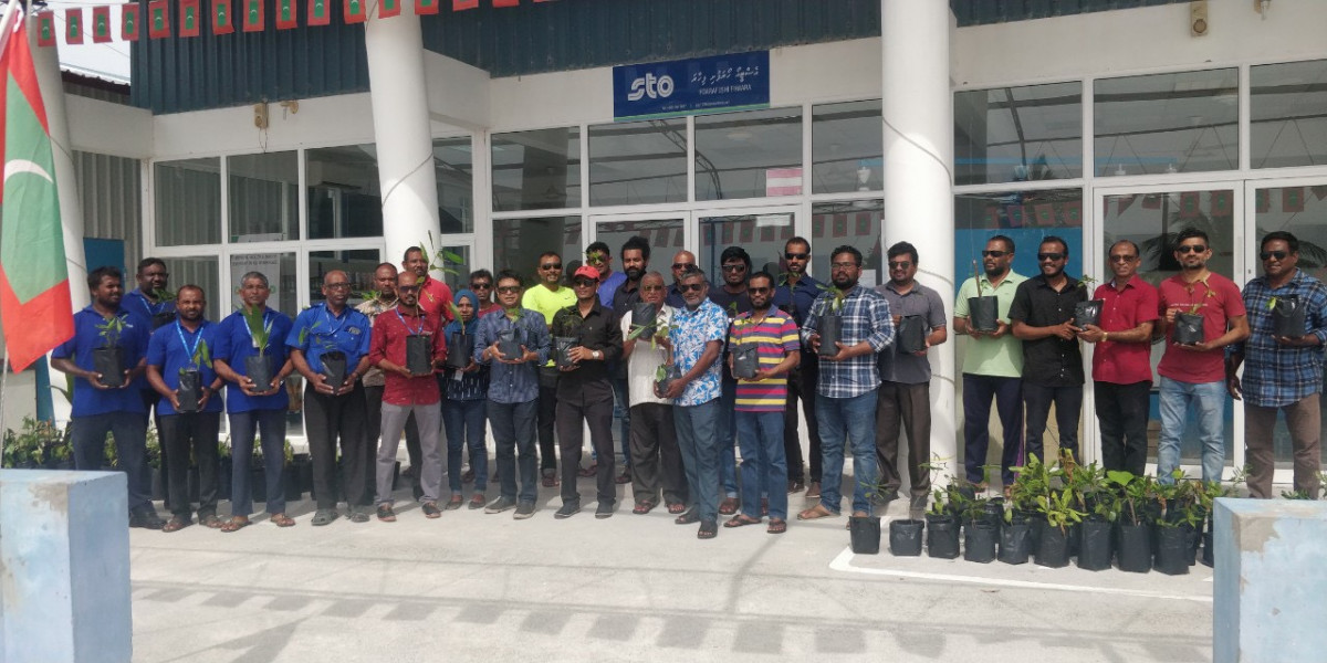 28 ޖުލައި 2019 --ހޯރަފުށީގައި އެއާރޕޯޓް އެޅުމަށް ބިން ހިއްކާ ސަރަހައްދު ފެހިކުރުމަށް އެ ރަށުގެ މުއައްސަސާތަކުން އިސްނަގައިގެން ގަސް ހަދިޔާ ކުރުމުގެ ޕްރޮގްރާމްގެ ތެރެއިން އެ ރަށު އެސްޓީއޯ އިން ގަސް ހަދިޔާކުރުން--  ފޮޓޯ: ރާއްޖެ.އެމްވ