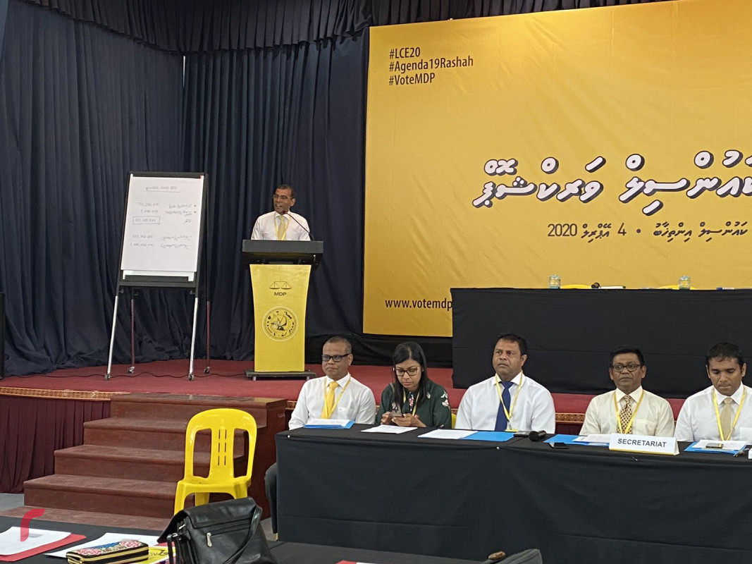 \"އެޖެންޑާ 19 ރަށަށް\" ކައުންސިލް އިންތިހާބުގެ ކެމްޕެއިންގައި އައްޑު ސިޓީގައި ބޭއްވި ވޯރކްޝޮޕްގައި ރައީސް ނަޝީދު ވާހަކަދައްކަވަނީ