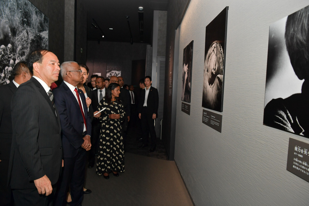 "ހީރޯޝީމާ ޕީސް މެމޯރިއަލް މިއުޒިއަމް" އަށް ރައީސުލްޖުމްހޫރިއްޔާ ޒިޔާރަތް ކުރެއްވުން -- ފޮޓޯ: ރައީސް އޮފީސް