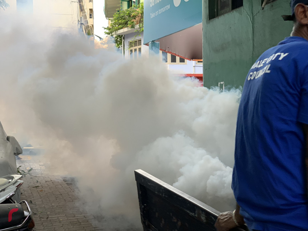 މާލެ ފޮގްކުރުމުގެ މަސައްކަތް މާލެ ސިޓީ ކައުންސިލްގެ މުވައްޒިފުން ކުރިއަށްގެންދަނީ - ކޮންމެ އަހަރެއްގެ މި ދުވަސްވަރާއި ދިމާކޮށް، މާލޭގައި މަދިރި އިތުރުވޭ -- ފޮޓޯ: ރާއްޖެ.އެމްވީ