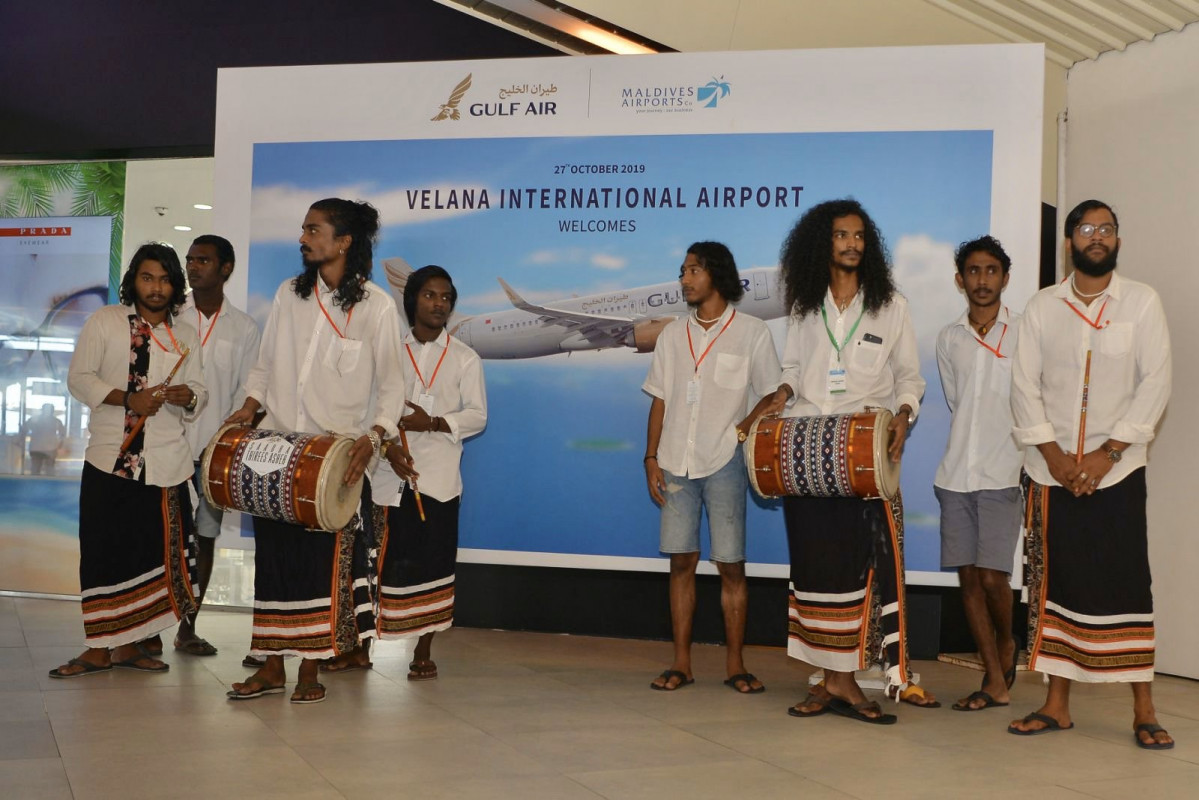 ރާއްޖެއަށް ގަލްފް އެއާގެ ދަތުރުތައް ފެށުން - ފަތުރުވެރިންނަށް މަރުހަބާ ކިޔުމަށް ބޮޑުބެރުގެ ހަރަކާތްތަކެއް ކުރިއަށްގެންދަނީ -- ފޮޓޯ: އެމްއޭސީއެލް