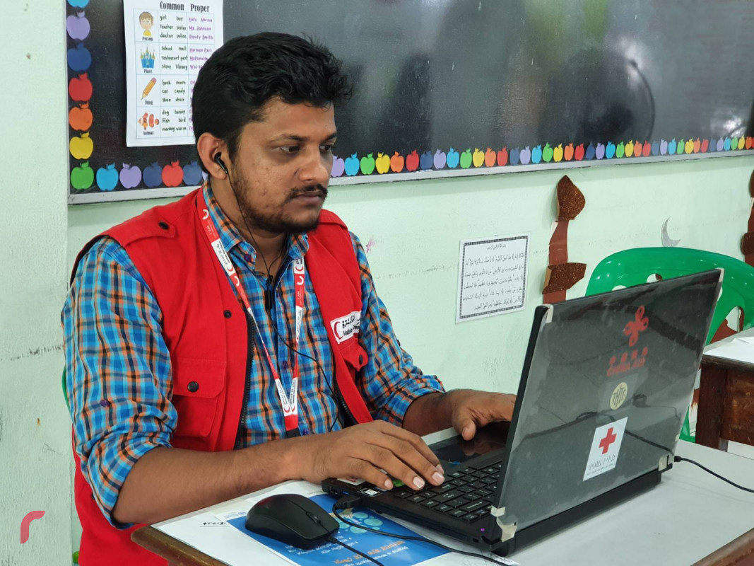 ދިވެހި ރެޑްކްރަސަންޓުން ބިދޭސީންނަށް ކާބޯތަކެތި ފޯރުކޮށްދިނުމަށް ކުރާ މަސައްކަތްތަކުގެ ތެރެއިން - ކޮންމެ ދުވަހެއްގެ 4:30 ގައި ރެޑްކްރެސެންޓުގެ ދަރުމަވެރިން ކަލާފަނު ސުކޫލުގައި މަސައްކަތް ފަށައިގަނޭ -- ފޮޓޯ: ރާއްޖެ.އެމްވީ