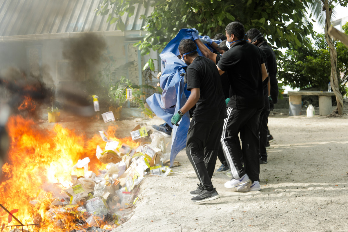 26 ޖޫން 2019: ފުލުހުންގެ ބެލުމުގެ ދަށުގައި ހުރި 416.9 ކިލޯގެ މަސްތުވާތަކެތި ނައްތާލުން. -- ފޮޓޯ: ޝުއައިބް މުހައްމަދު