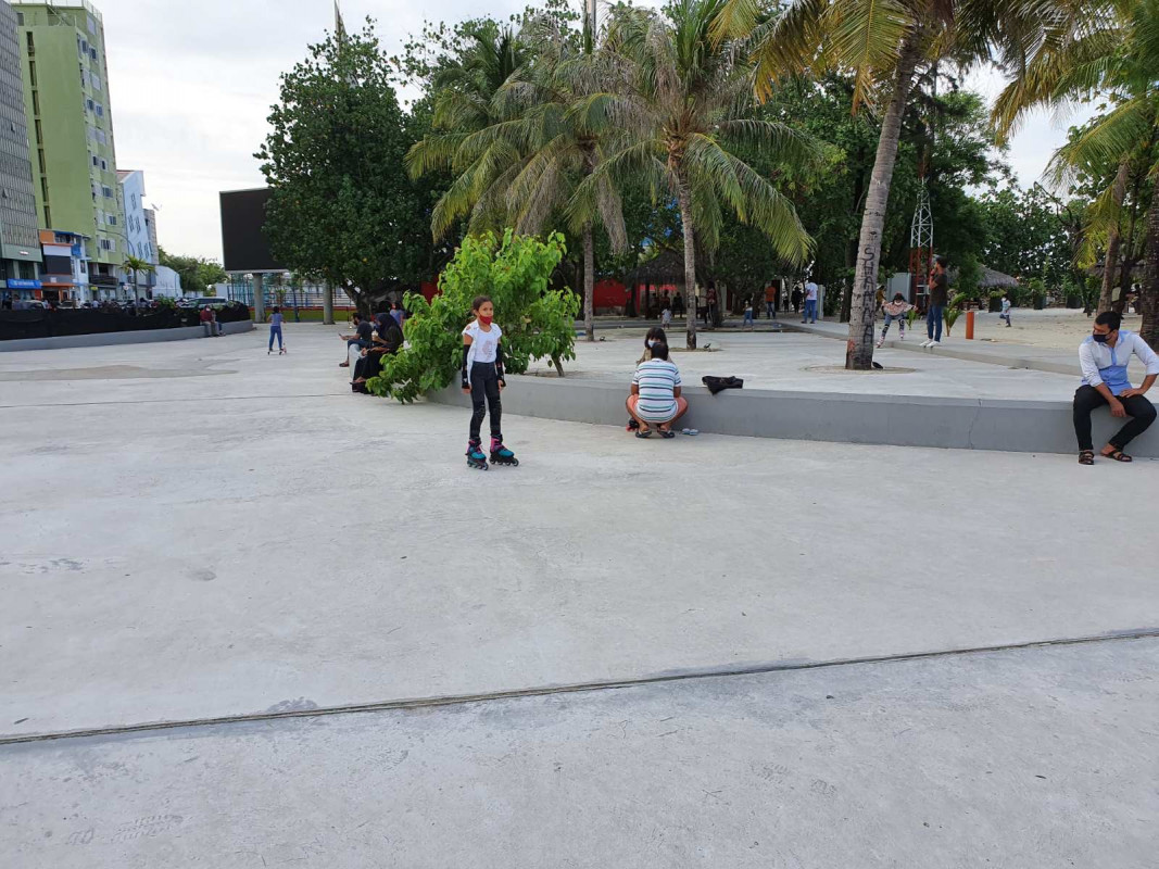 ކުއްޖަކު އާޓިފިޝަލް ބީޗު ސަރަހައްދުގައި ރޯލަ ސްކޭޓްކުރަނީ - ބަންދުވެފައި އެއްތަނެއްގައި ގިނަ ދުވަހު ތިބެން ޖެހުމުން ކުދިންގެ މިޒާޖަށް ވެސް ބަދަލުއާދޭ - ފޮޓޯ: ރާއްޖެއެމްވީ