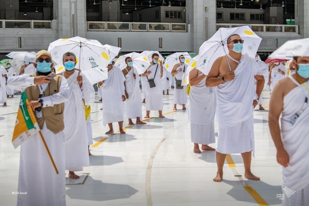 ހައްޖު 1441 - އަޅުކަމުގެ ތެރޭގައި އުޅުމުގައި އަދި އެއްތަނުން އަނެއް ތަނަށް ދަތުރު ކުރުމުގައި ގައި ދުރުކަން ބެހެއްޓާތޯ ބެލުމުގެ އިތުރުން ހައްޖުވެރިންގެ ސިއްހަތު މޮނިޓަރ ކުރުމާއި، ޝައްކު ކުރެވޭ ކަމެއް ފެނިއްޖެ ނަމަ ކަމާ ބެހޭ ފަރާތައް ރިޕޯޓު ކުރުން ހެލްތު ލީޑަރުން މަސްއޫލިއްޔަތުގެ ތެރޭގައި ހިމެނޭ - ފޮޓޯ: އަލްހަރަމައިން