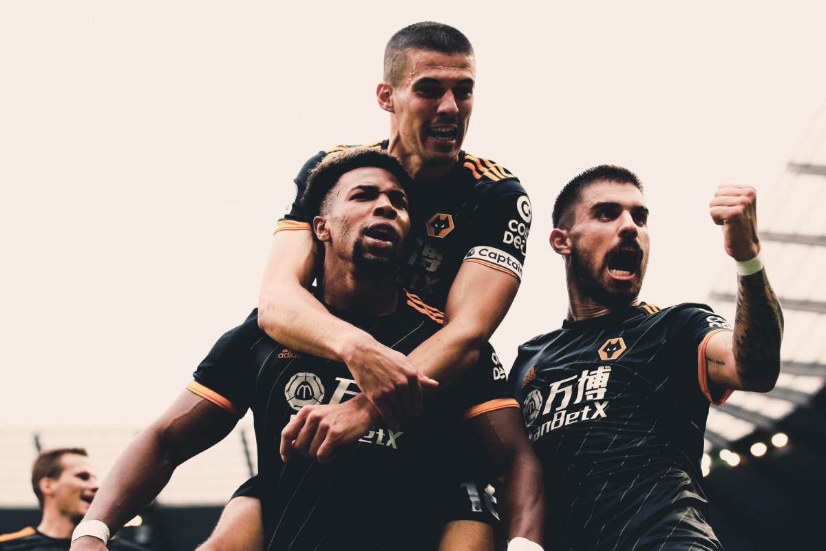 ވުލްވްސްގެ ކުޅުންތެރިން އުފާ ފާޅުކުރަނީ