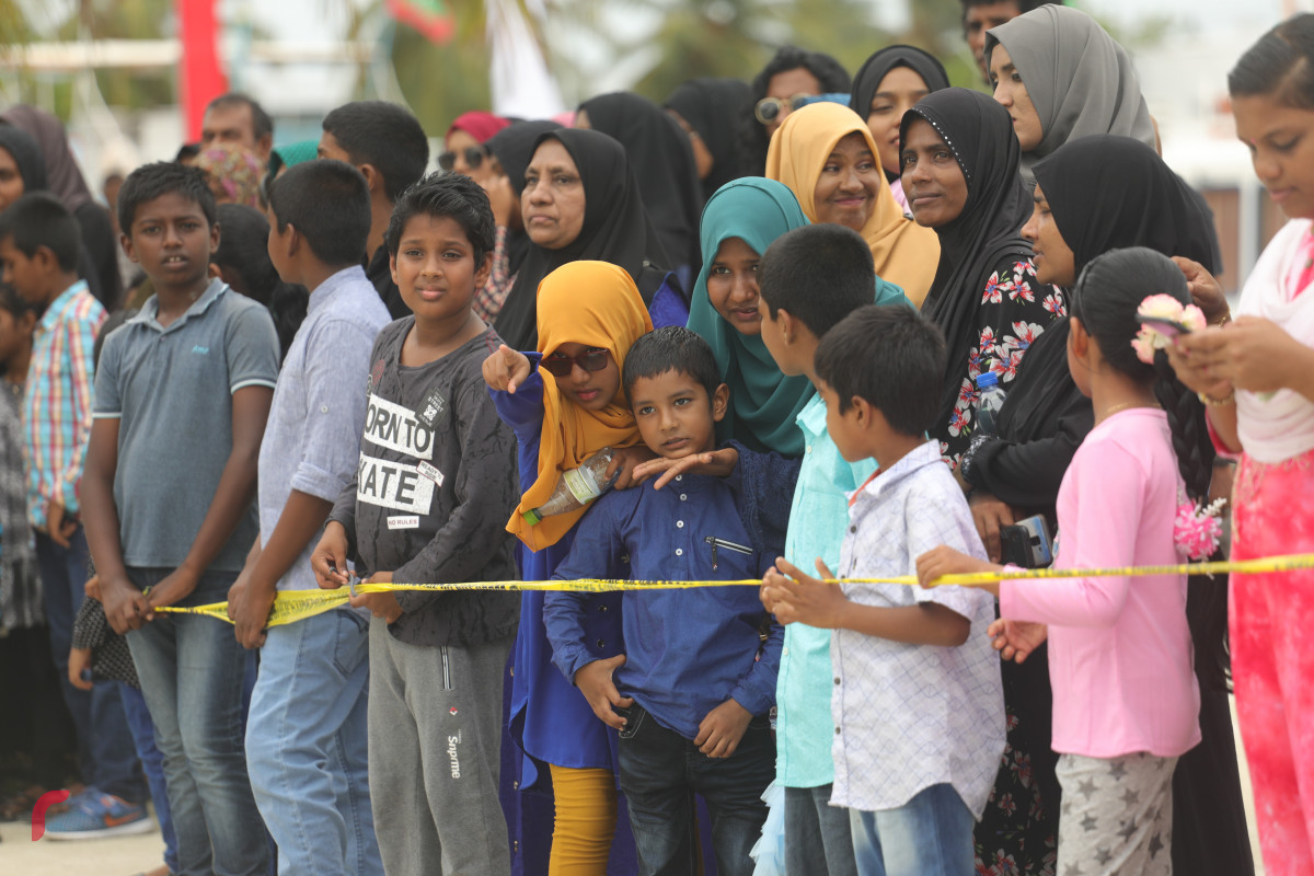 12 އޯގަސްޓް 2019/ ހއ.ހޯރަފުށި --ހޯރަފުށީގައި ކުރިޔަށް ގެންދެވުން އަންހެންވެރިންގެ ދަފި ނެގުމުގެ ހަރަކާތުގެ ތެރެއިން. މި ހަރަކާތުގައި ވަނީ ހޯރަފުށީގެ ތާރީހު ދައްކުވައިދޭ ތަމްސީލެއްގެ އިތުރުން ސަގާފީ ހަރަކާތްތަކެއް ކުރިޔަށް ގެންގޮއްސައި-- ފޮޓޯ: ޝުއައިބް މުހައްމަދު