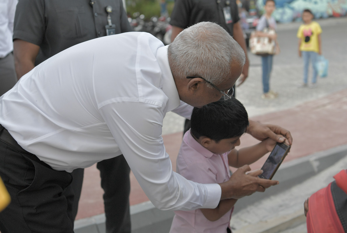 24 ޖޫން 2019 --ރާޅުގުޑީގެ ހަރަކާތްތައް ބައްލަވައިލައްވާ ރައީސް ސާލިހް ބައިވެރިންނާއި ބައްދަލުކުރެއްވުން.-- ފޮޓޯ: ރައީސް އޮފީސް